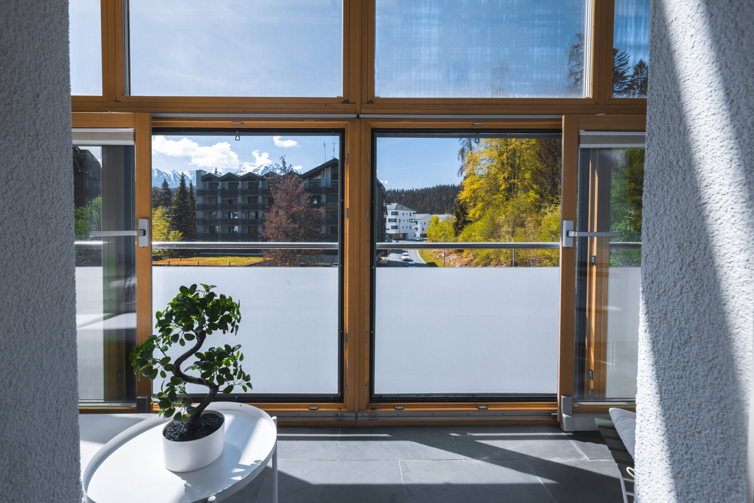 BALKON RAUS GERADE